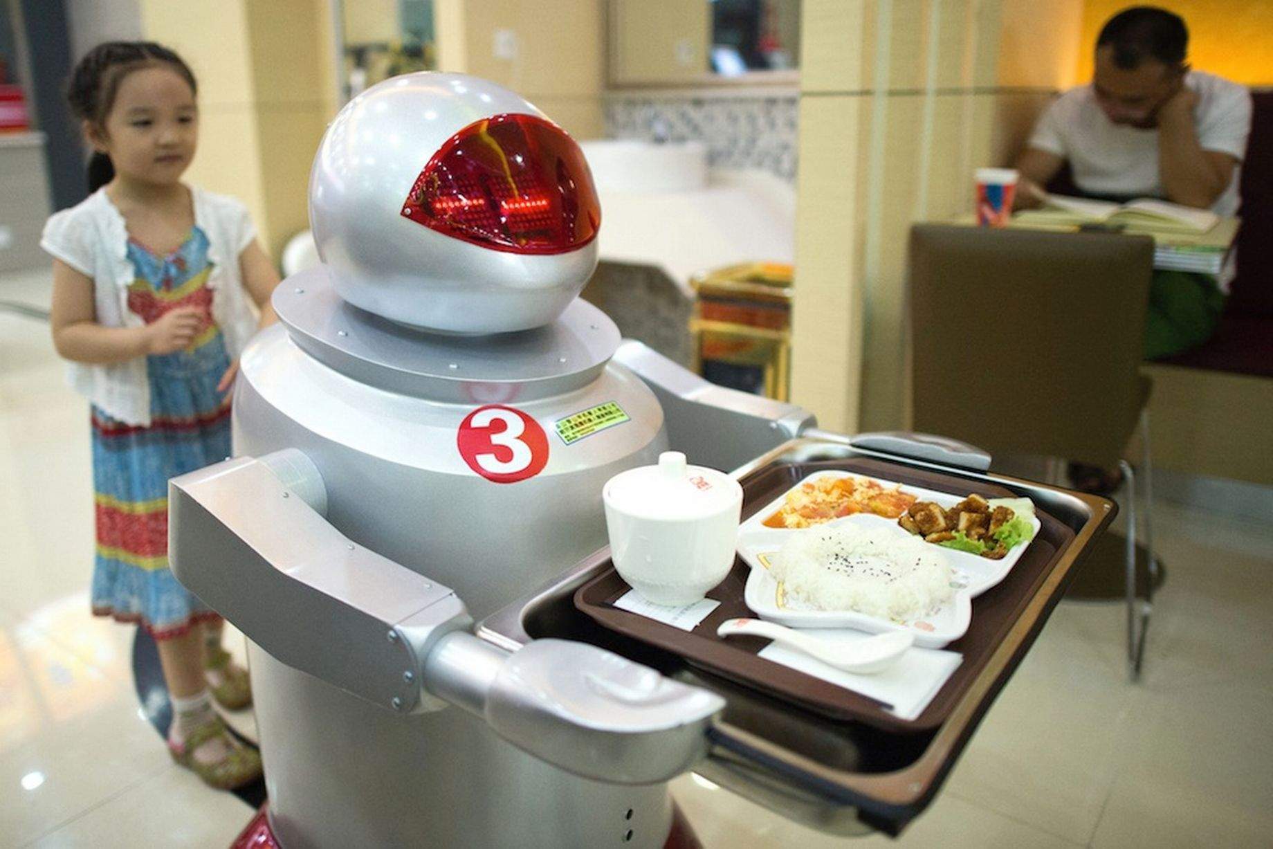 Робот обсуждай. Кафе с роботами в Японии. Робот официант. Роботы официанты в Японии. Робот официант робот.