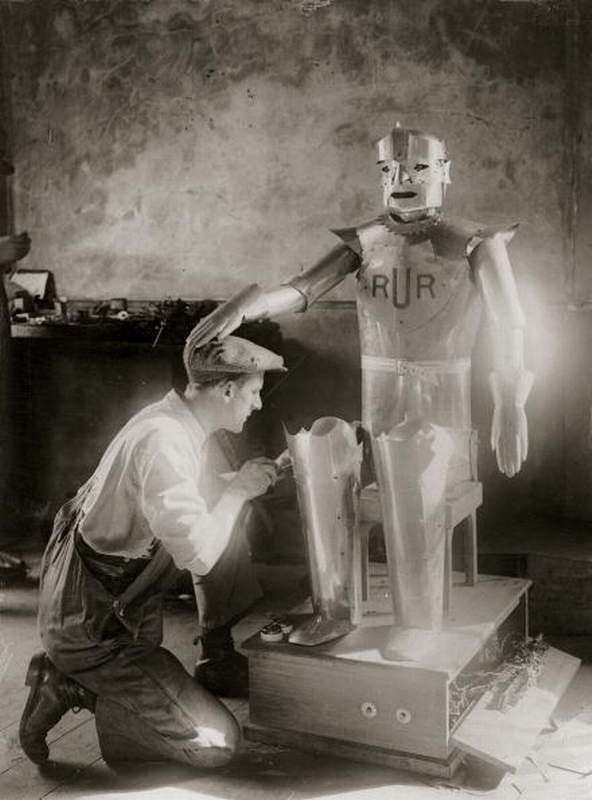 Первый механический прототип робота. Робот Герберт Телевокс. Герберт Телевокс робот 1928. Карел Чапек робот.